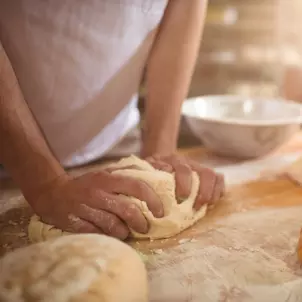 Préparation manuelle de pains traditionnels et spéciaux à Blois (41)